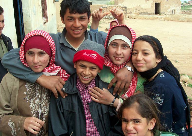 Jóvenes beduinos en Alepo. Foto por James Gordon, Wikipedia Commons