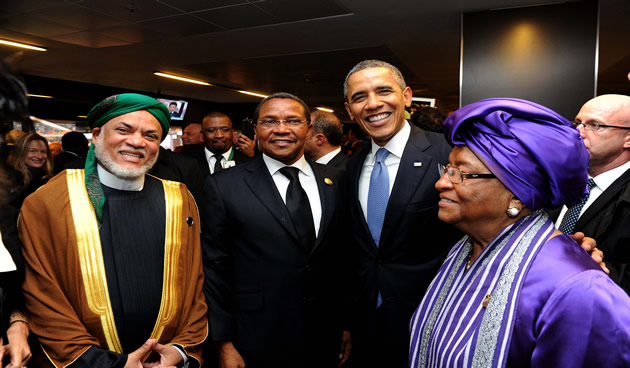 Dignatarios que asisten a funeral de Madiba entre ellos el presidente de EE.UU., Barack Obama, Presidente de Liberia, Ellen Johnson Sirleaf, y el presidente de Tanzania Kikwete. Fuente: GCIS