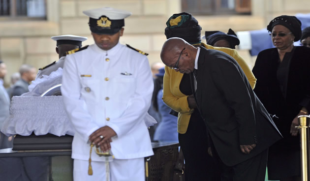 El presidente Jacob Zuma dando sus últimos respetos al ex presidente Nelson Mandela en el Anfiteatro en los Edificios de la Unión. Fuente: GCIS