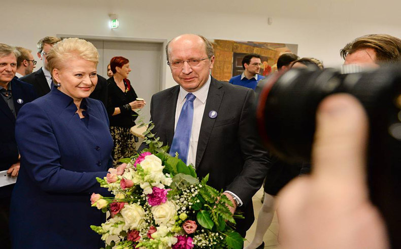 Logra Dalia Grybauskaite mantenerse al frente del ejecutivo lituano por segunda vez, aunque habrá “Ballottage”