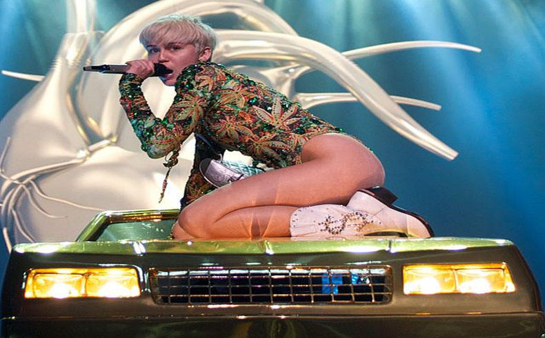Culto al sexo ramplón: Miley Cyrus desbarra y conquista con su burdo erotismo musical a las nuevas generaciones de preadolescentes