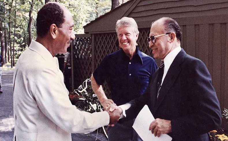 De izquierda a derecha, Anwar el-Sadat, Jimmy Carter y Menachem Begin en Camp David