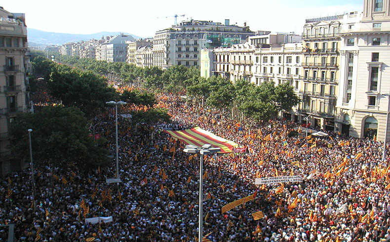 Los catalanes votan sobre la independencia en un escrutinio no vinculante