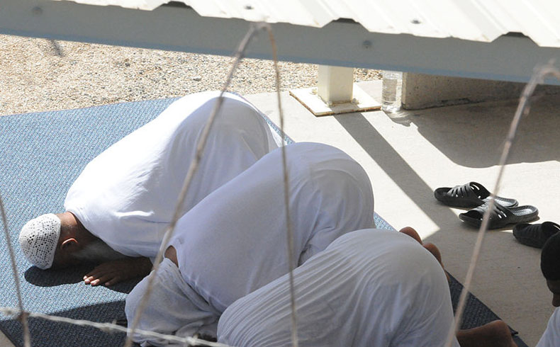 Los prisioneros en el campo de detención de Guantánamo durante la oración