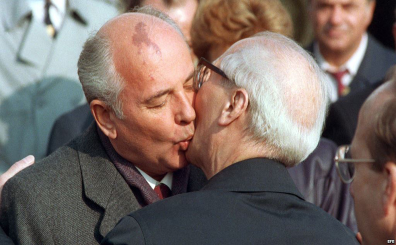 Gorbachev y Shevarnadze pidieron a Honecker que tumbara el muro de Berlín