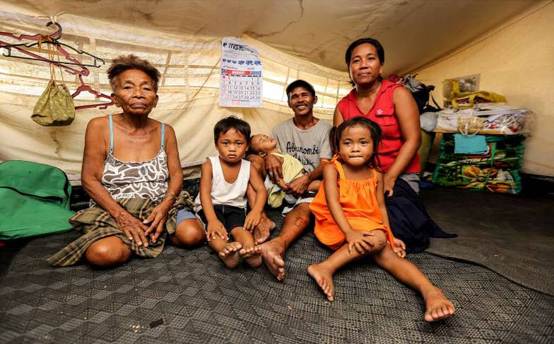 Un año después del tifón Haiyán, miles de personas siguen reconstruyendo sus vidas