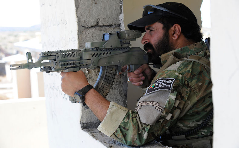 La policía afgana mata a 12 militantes del Talibán; 9 insurgentes se rinden