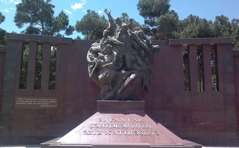 Monumento dedicado a las víctimas de Enero Negro en Bakú, Azerbaiyán