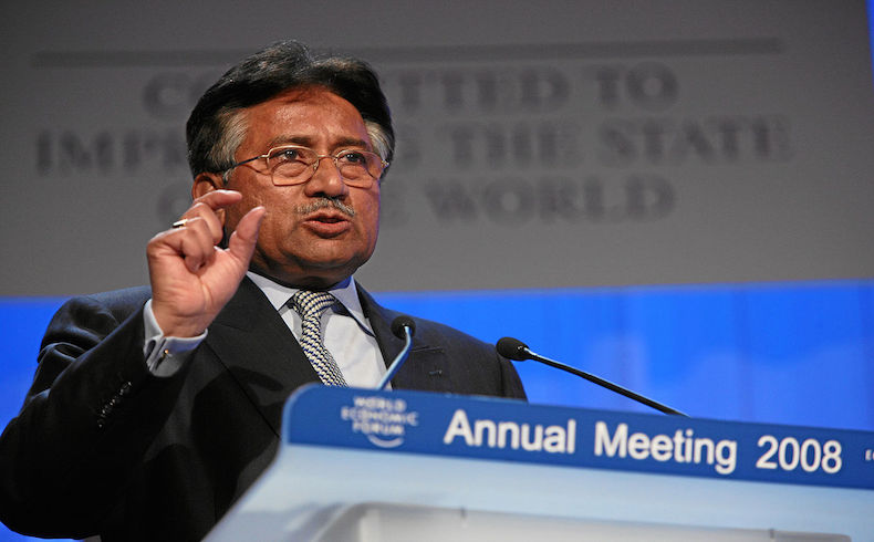 Un tribunal prohíbe a Musharraf de Pakistán presentarse en las elecciones