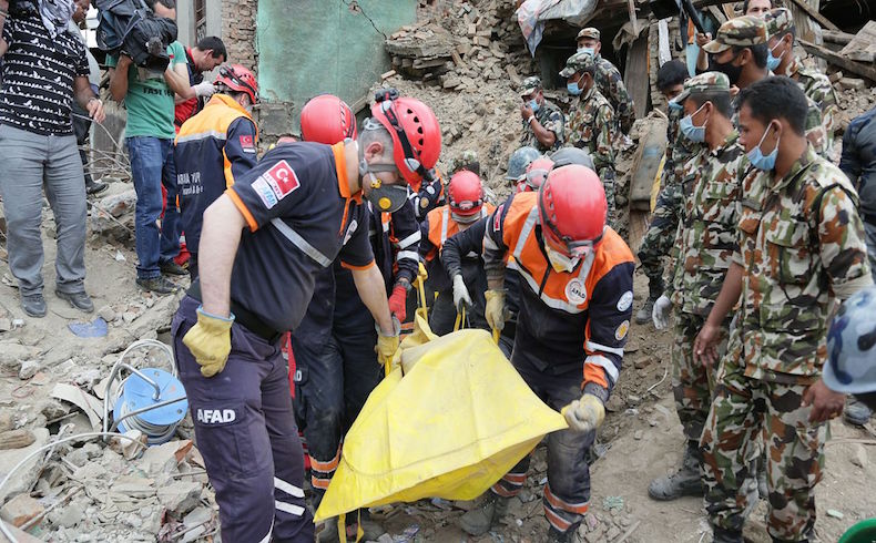 El saldo de muertos en el terremoto de Nepal asciende a 5.844