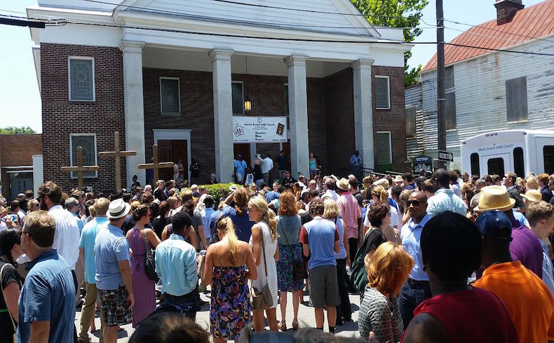 Un hombre armado de raza blanca fue arrestado por el asesinato de nueve personas en una iglesia estadounidense de la comunidad negra