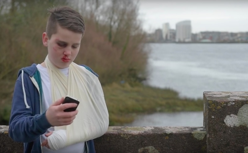 Un niño de 13 años vence al ‘ciberacoso’ a través de un impactante spot publicitario que él mismo ha protagonizado