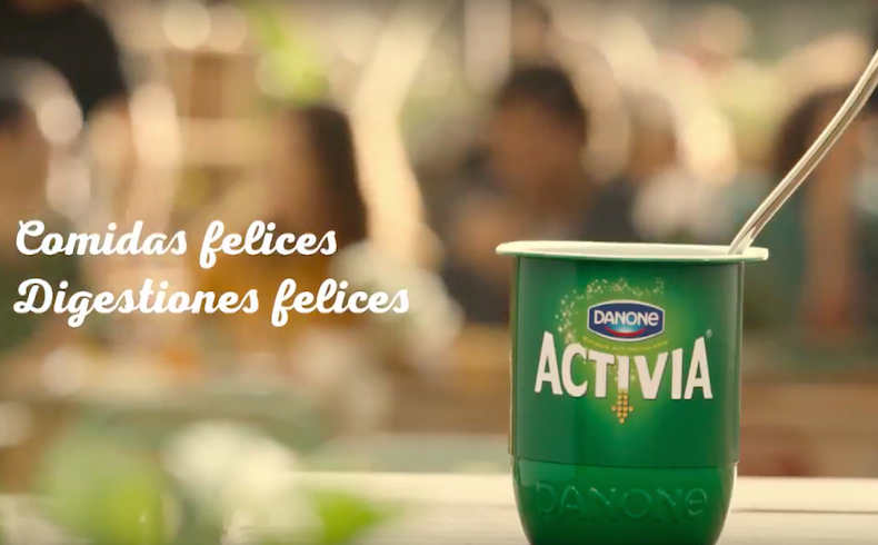 La marca de lácteos ‘Activia’ recuerda que hay que dejar el móvil quieto durante las comidas