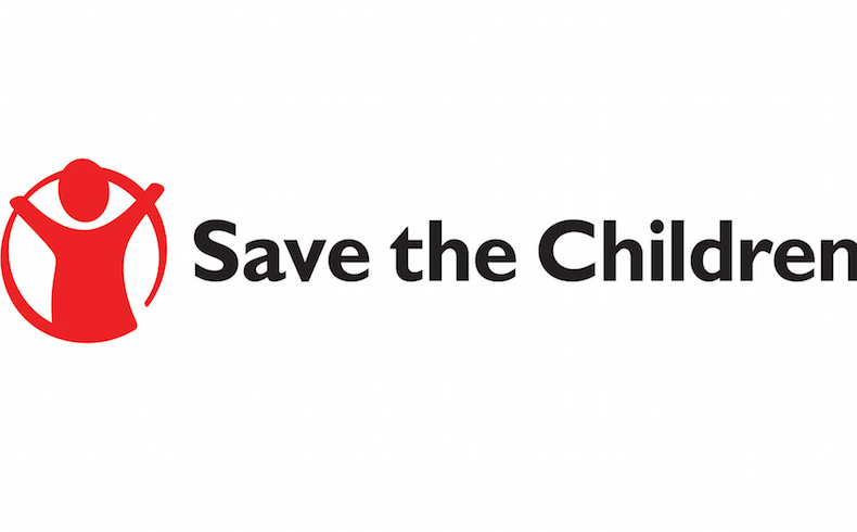Los niños exigen sus derechos a los políticos en una campaña de publicidad de Save the Children