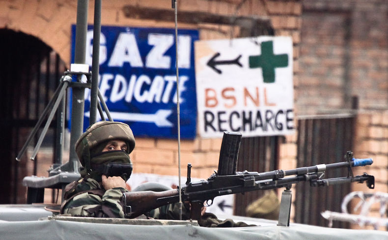 Un soldado vigila el puesto de control de carretera fuera de aeropuerto internacional de Srinagar (SXR) en Jammu y Cachemira, India. (Fuente: Wikimedia)