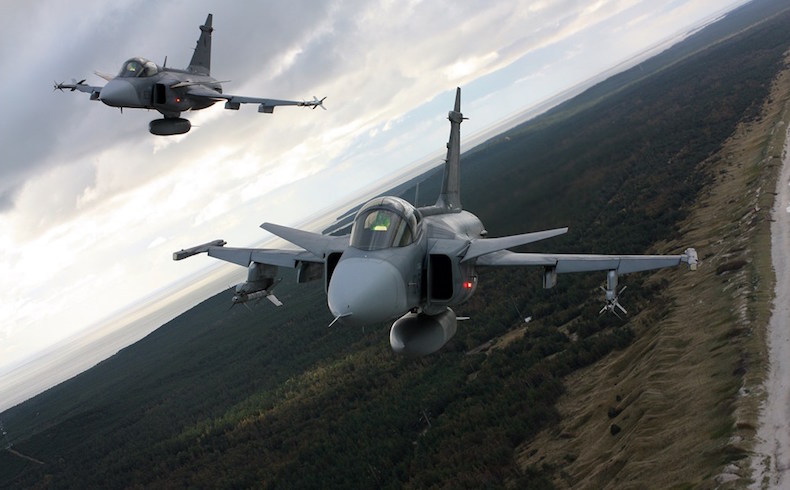 Aviones de combate (JAS 39 Gripen) de la OTAN que vuelan sobre el Istmo de Curlandia en 2012. (Fuente de foto: Wikimedia Commons)