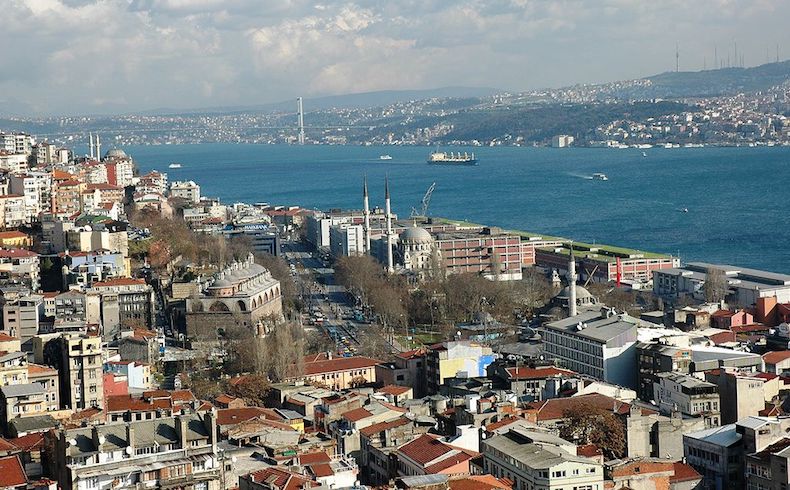 Atentado en Estambul se cobra la vida de 38 personas