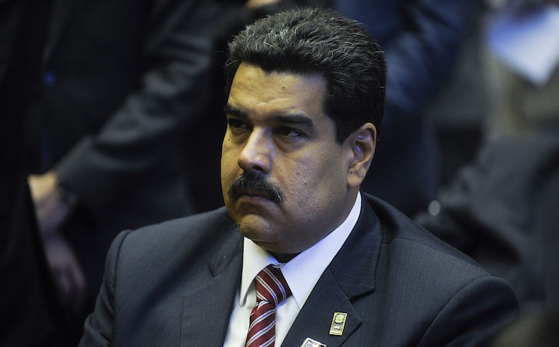 Maduro retirado de acto público por guardaespaldas al ser atacado por una turba