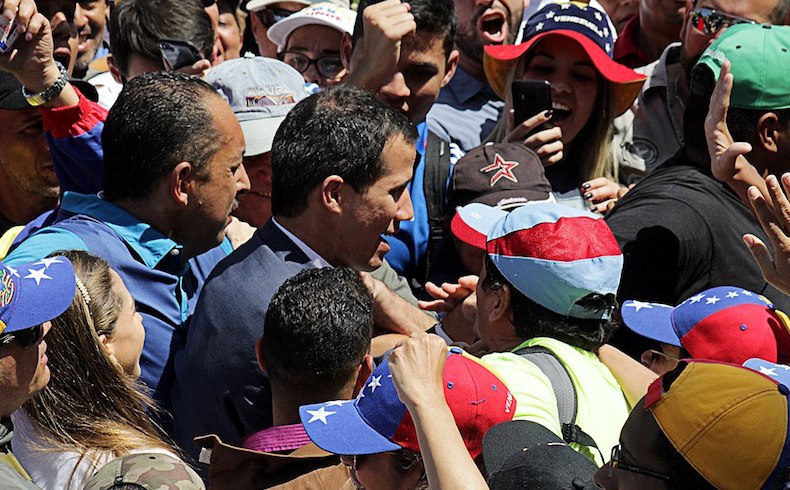 Guaidó advierte a militares de Venezuela; comienza embargo petrolero de EEUU