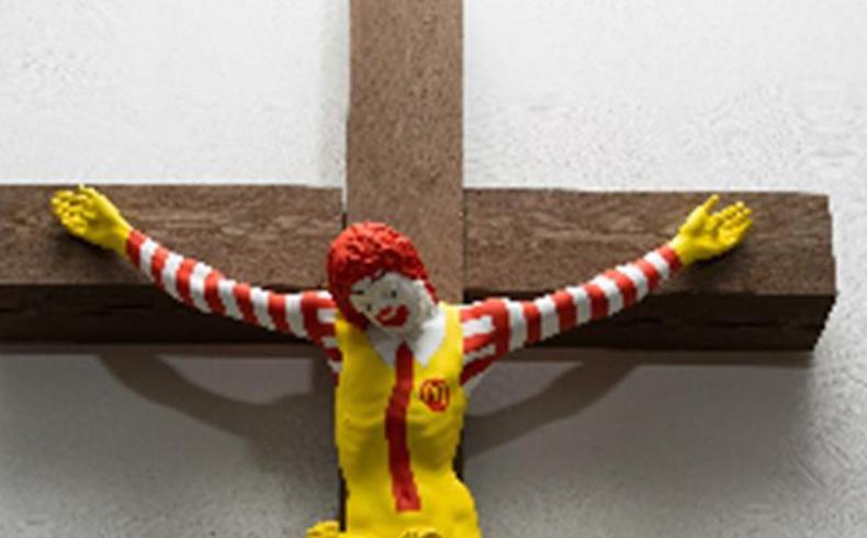 Cristo crucificado con la imagen del payaso de MacDonald’s