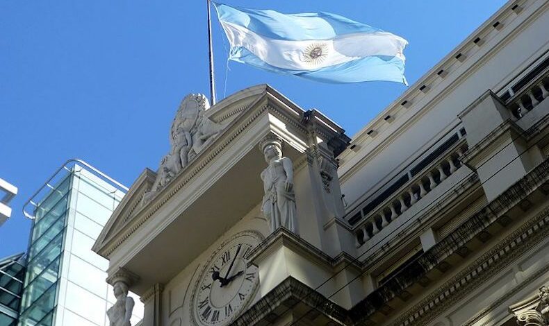 Argentina: riesgo país alcanza los 2.125 puntos; banco central apoya el Peso con US$ 367 millones