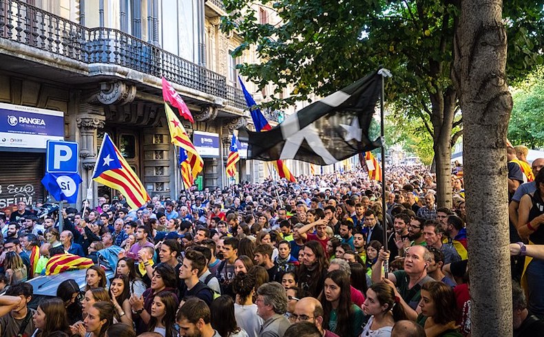 Violencia sin fin en Cataluña; Madrid denuncia acciones “coordinadas” y actuará con firmeza y proporcionalidad